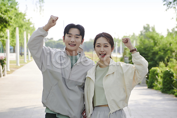 20대 남자 두명 성인 성인만 여자 한국인 JPG 앞모습 포토 공원 러닝 상반신 야외 운동 웃음 응원 주간 주먹 커플 파이팅