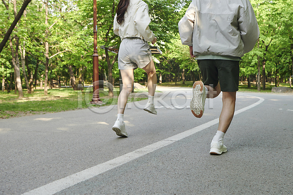 20대 남자 두명 성인 성인만 여자 한국인 JPG 뒷모습 포토 공원 달리기 도로 러닝 야외 연애 운동 주간 커플 하반신