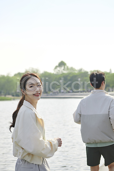 20대 남자 두명 성인 성인만 여자 한국인 JPG 뒷모습 옆모습 포토 강 공원 뒤돌아보기 러닝 미소(표정) 상반신 야외 연애 운동 주간 커플