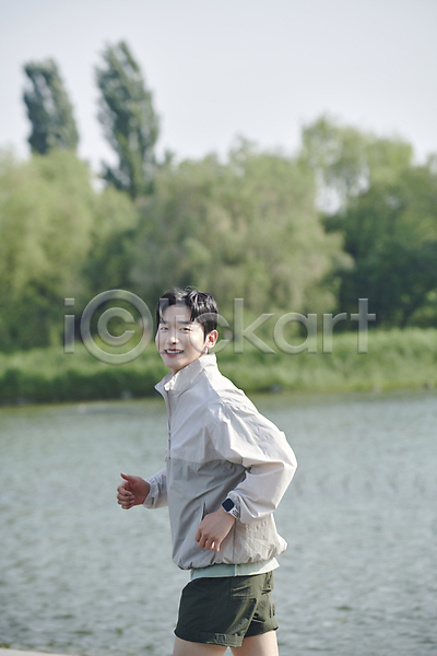 20대 남자 성인 성인남자한명만 한국인 한명 JPG 아웃포커스 옆모습 포토 강 공원 달리기 러닝 미소(표정) 상반신 야외 운동 자기관리 주간
