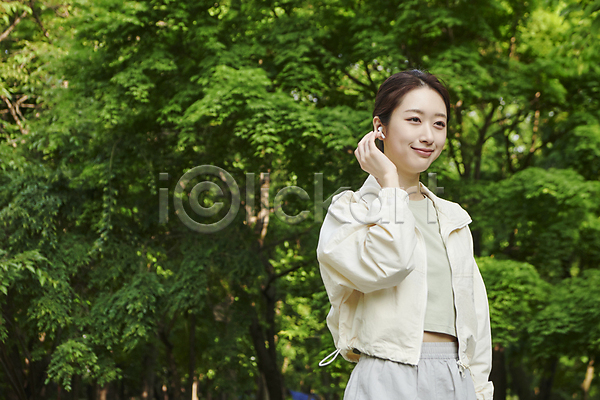 20대 성인 성인여자한명만 여자 한국인 한명 JPG 앞모습 포토 공원 러닝 무선이어폰 미소(표정) 상반신 손짓 야외 운동 자기관리 주간