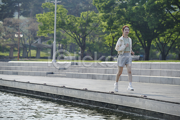 20대 성인 성인여자한명만 여자 한국인 한명 JPG 앞모습 옆모습 포토 강 공원 달리기 러닝 야외 운동 자기관리 전신 주간