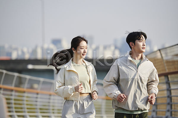 20대 남자 두명 성인 성인만 여자 한국인 JPG 앞모습 포토 공원 달리기 러닝 상반신 야외 연애 운동 응시 주간 커플
