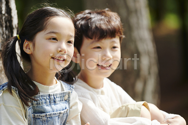 남자 두명 소녀(어린이) 소년 어린이 어린이만 여자 한국인 JPG 아웃포커스 옆모습 포토 미소(표정) 상반신 앉기 야외 자연 주간