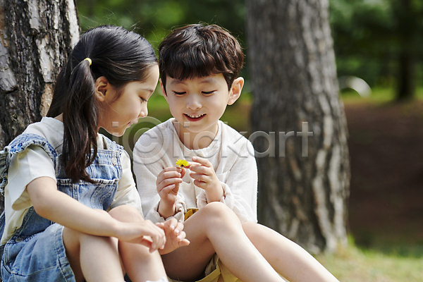 남자 두명 소녀(어린이) 소년 어린이 어린이만 여자 한국인 JPG 아웃포커스 앞모습 옆모습 포토 공원 관찰 나무 미소(표정) 민들레 상반신 앉기 야외 응시 자연 주간