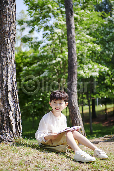 남자 소년 소년한명만 어린이 한국인 한명 JPG 앞모습 옆모습 포토 공원 나무 독서 들기 미소(표정) 앉기 야외 여름(계절) 자연 전신 주간 책