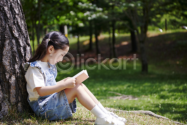 소녀(어린이) 소녀한명만 어린이 여자 한국인 한명 JPG 옆모습 포토 공원 나무 독서 들기 미소(표정) 앉기 야외 여름(계절) 자연 전신 주간 책