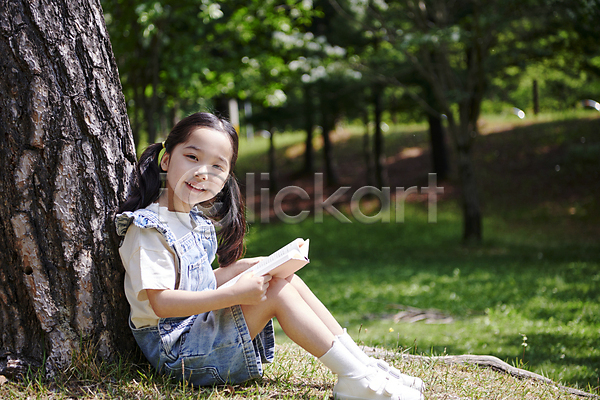 소녀(어린이) 소녀한명만 어린이 여자 한국인 한명 JPG 옆모습 포토 공원 나무 독서 들기 미소(표정) 앉기 야외 여름(계절) 응시 자연 전신 주간 책