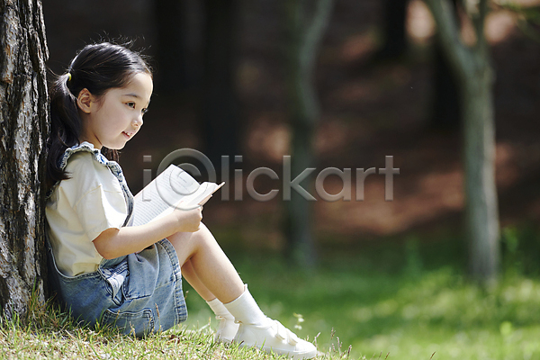 휴식 소녀(어린이) 소녀한명만 어린이 여자 한국인 한명 JPG 아웃포커스 옆모습 포토 공원 나무 독서 들기 미소(표정) 앉기 야외 여름(계절) 자연 전신 주간 책