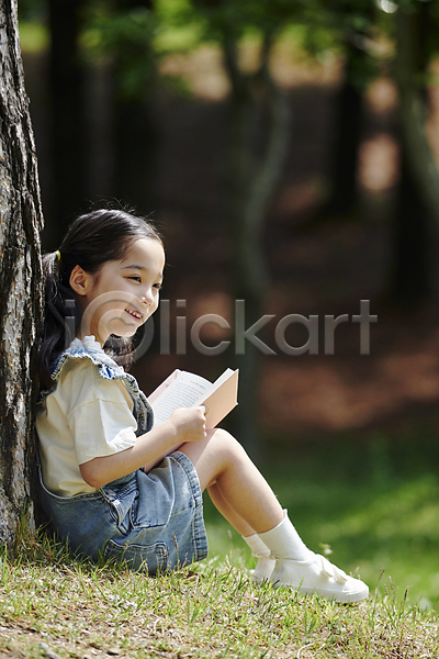 소녀(어린이) 소녀한명만 어린이 여자 한국인 한명 JPG 아웃포커스 옆모습 포토 공원 나무 독서 들기 미소(표정) 앉기 야외 여름(계절) 자연 전신 주간 책