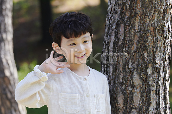 남자 소년 소년한명만 어린이 한국인 한명 JPG 앞모습 포토 공원 나무 미소(표정) 상반신 손인사 손짓 야외 여름(계절) 응시 자연 주간