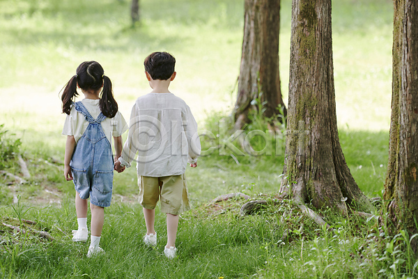남자 두명 소녀(어린이) 소년 어린이 어린이만 여자 한국인 JPG 뒷모습 포토 걷기 공원 나무 메타세콰이어 미소(표정) 야외 여름(계절) 자연 잔디 전신 주간
