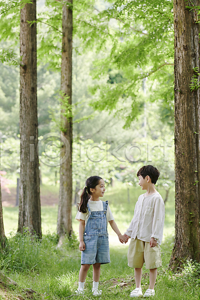 남자 두명 소녀(어린이) 소년 어린이 어린이만 여자 한국인 JPG 앞모습 포토 공원 나무 마주보기 메타세콰이어 미소(표정) 서기 손잡기 야외 여름(계절) 자연 전신 주간