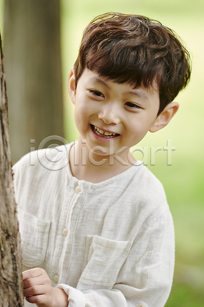 남자 소년 소년한명만 어린이 한국인 한명 JPG 아웃포커스 앞모습 포토 공원 나무 나오기 미소(표정) 상반신 손짚기 야외 여름(계절) 엿보기 자연 주간