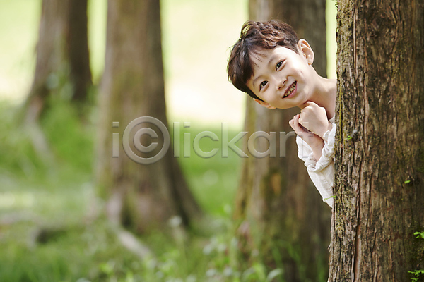 남자 소년 소년한명만 어린이 한국인 한명 JPG 아웃포커스 앞모습 포토 공원 나무 나오기 미소(표정) 상반신 손짓 야외 여름(계절) 엿보기 자연 주간 주먹