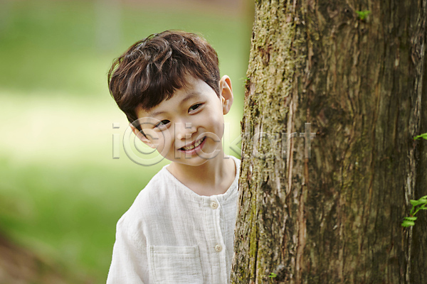남자 소년 소년한명만 어린이 한국인 한명 JPG 아웃포커스 앞모습 포토 공원 나무 나오기 미소(표정) 상반신 야외 여름(계절) 엿보기 자연 주간