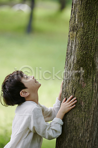 남자 소년 소년한명만 어린이 한국인 한명 JPG 아웃포커스 옆모습 포토 공원 관찰 나무 미소(표정) 상반신 손짚기 야외 여름(계절) 올려보기 자연 주간