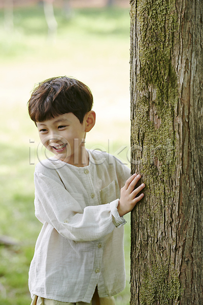 남자 소년 소년한명만 어린이 한국인 한명 JPG 아웃포커스 옆모습 포토 공원 나무 미소(표정) 상반신 손짚기 야외 여름(계절) 자연 주간