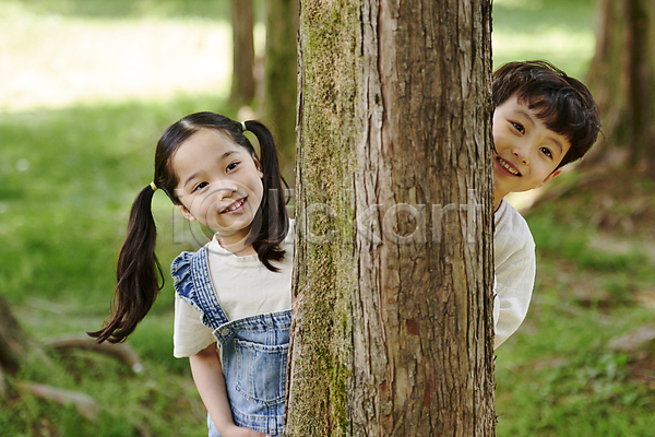 남자 두명 소녀(어린이) 소년 어린이 어린이만 여자 한국인 JPG 앞모습 포토 공원 나무 나오기 미소(표정) 상반신 야외 여름(계절) 엿보기 자연 주간