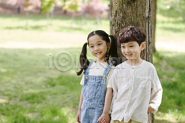 남자 두명 소녀(어린이) 소년 어린이 어린이만 여자 한국인 JPG 앞모습 포토 공원 나무 미소(표정) 상반신 손잡기 야외 여름(계절) 자연 주간