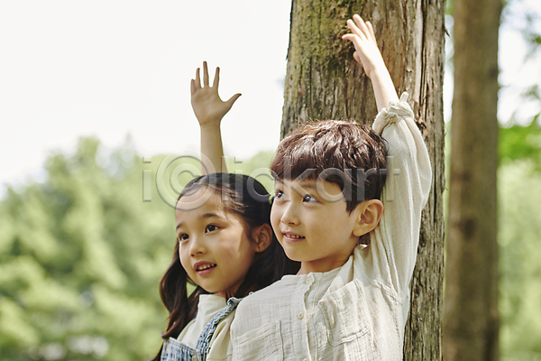남자 두명 소녀(어린이) 소년 어린이 어린이만 여자 한국인 JPG 아웃포커스 옆모습 포토 공원 나무 미소(표정) 상반신 손들기 야외 여름(계절) 자연 주간