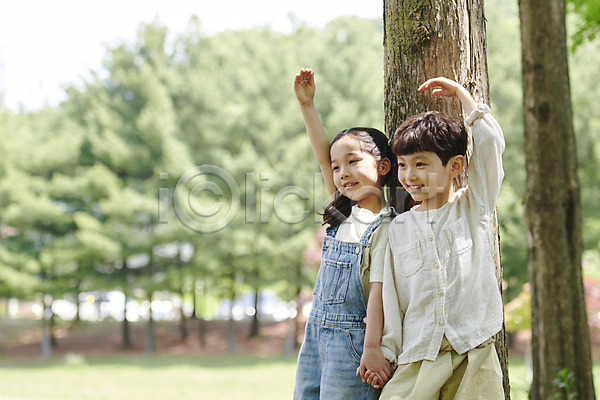 남자 두명 소녀(어린이) 소년 어린이 어린이만 여자 한국인 JPG 아웃포커스 옆모습 포토 공원 나무 미소(표정) 상반신 손들기 손잡기 야외 여름(계절) 자연 주간