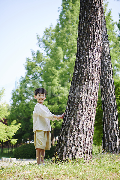 남자 소년 소년한명만 어린이 한국인 한명 JPG 옆모습 포토 공원 나무 미소(표정) 서기 손짚기 야외 여름(계절) 자연 전신 주간