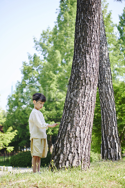 남자 소년 소년한명만 어린이 한국인 한명 JPG 옆모습 포토 가리킴 공원 관찰 나무 내려보기 미소(표정) 서기 야외 여름(계절) 자연 전신 주간