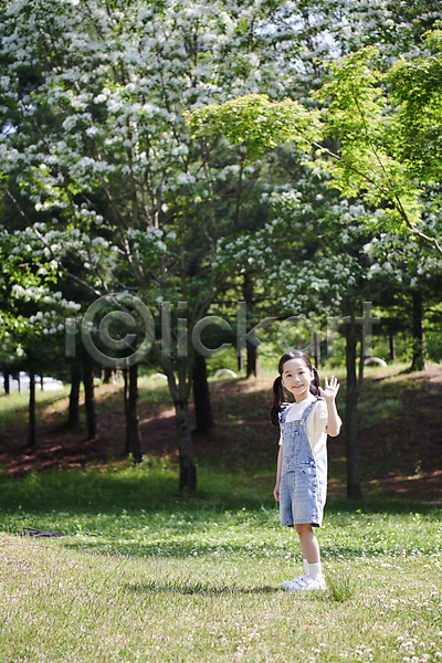 소녀(어린이) 소녀한명만 어린이 여자 한국인 한명 JPG 옆모습 포토 공원 나무 미소(표정) 서기 손인사 야외 여름(계절) 자연 잔디 전신 주간