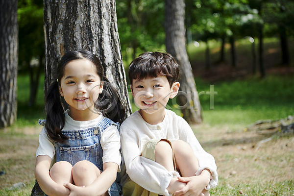 남자 두명 소녀(어린이) 소년 어린이 어린이만 여자 한국인 JPG 앞모습 포토 공원 나무 미소(표정) 상반신 앉기 야외 여름(계절) 자연 주간