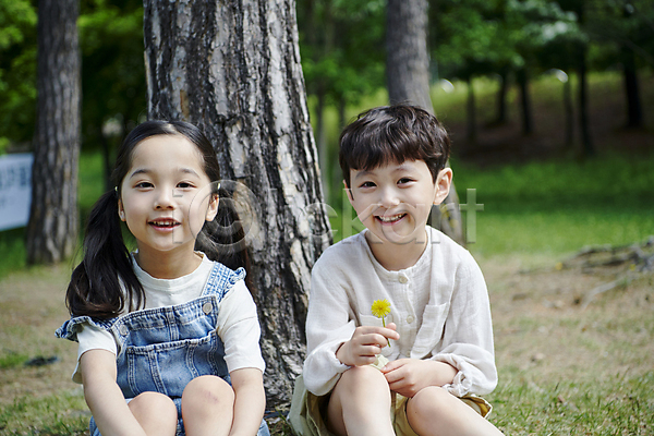 남자 두명 소녀(어린이) 소년 어린이 어린이만 여자 한국인 JPG 앞모습 포토 공원 나무 들기 미소(표정) 민들레 상반신 앉기 야외 자연 주간