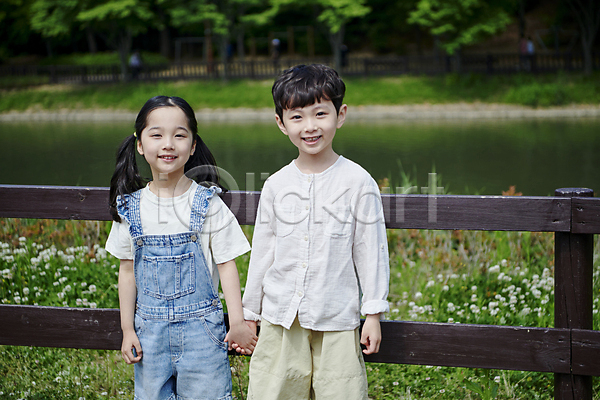남자 두명 소녀(어린이) 소년 어린이 어린이만 여자 한국인 JPG 앞모습 포토 공원 나무 미소(표정) 상반신 손잡기 야외 울타리 자연 주간