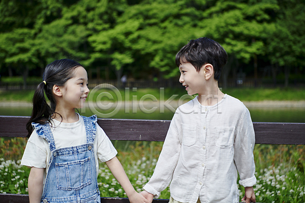 남자 두명 소녀(어린이) 소년 어린이 어린이만 여자 한국인 JPG 앞모습 포토 공원 나무 마주보기 미소(표정) 상반신 손잡기 야외 울타리 자연 주간