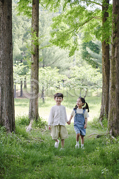 남자 두명 소녀(어린이) 소년 어린이 어린이만 여자 한국인 JPG 앞모습 포토 걷기 공원 나무 메타세콰이어 미소(표정) 손잡기 야외 여름(계절) 자연 잔디 전신 주간