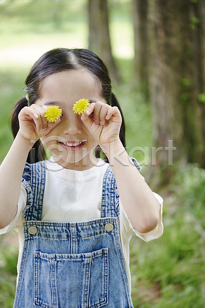 소녀(어린이) 소녀한명만 어린이 여자 한국인 한명 JPG 아웃포커스 앞모습 포토 공원 나무 눈가림 들기 미소(표정) 민들레 상반신 야외 자연 주간