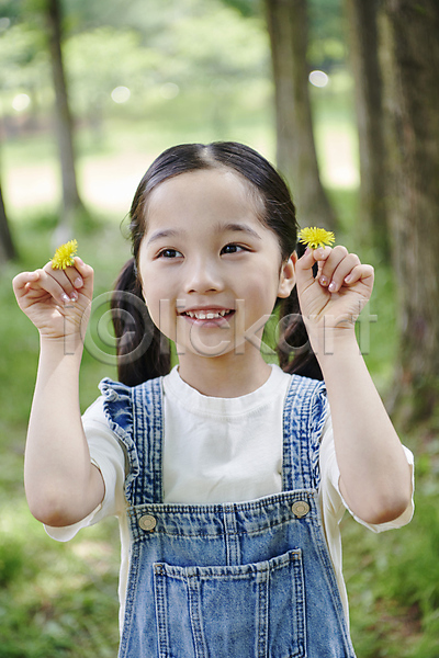 소녀(어린이) 소녀한명만 어린이 여자 한국인 한명 JPG 아웃포커스 앞모습 포토 공원 나무 들기 미소(표정) 민들레 상반신 야외 자연 주간