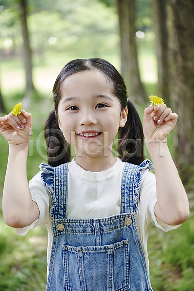 소녀(어린이) 소녀한명만 어린이 여자 한국인 한명 JPG 아웃포커스 앞모습 포토 공원 나무 들기 미소(표정) 민들레 상반신 야외 자연 주간