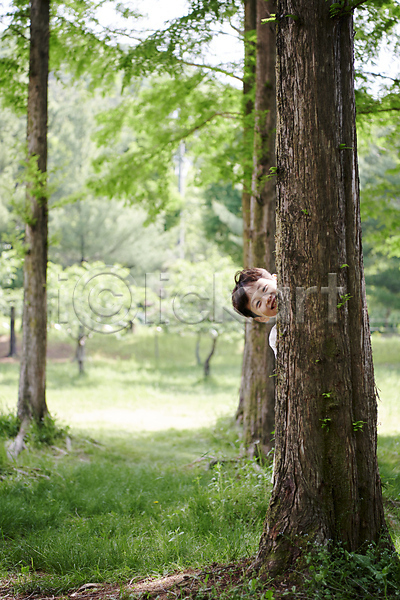 남자 소년 소년한명만 어린이 한국인 한명 JPG 앞모습 포토 공원 나무 나오기 미소(표정) 상반신 야외 여름(계절) 엿보기 자연 장난 주간