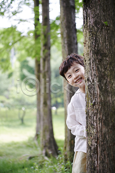 남자 소년 소년한명만 어린이 한국인 한명 JPG 아웃포커스 앞모습 포토 공원 나무 나오기 미소(표정) 상반신 야외 여름(계절) 엿보기 자연 장난 주간