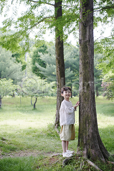 남자 소년 소년한명만 어린이 한국인 한명 JPG 옆모습 포토 공원 관찰 나무 미소(표정) 손짚기 야외 여름(계절) 자연 전신 주간