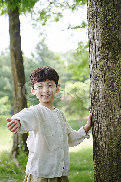 남자 소년 소년한명만 어린이 한국인 한명 JPG 옆모습 포토 공원 나무 미소(표정) 상반신 손뻗기 손짚기 야외 여름(계절) 자연 주간