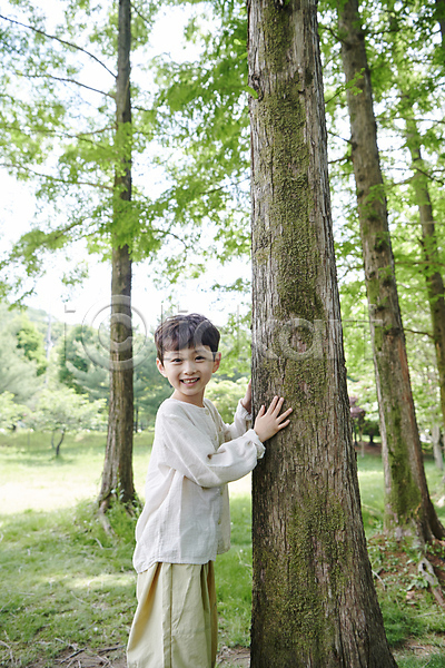 남자 소년 소년한명만 어린이 한국인 한명 JPG 옆모습 포토 공원 나무 미소(표정) 상반신 손짚기 야외 여름(계절) 자연 주간