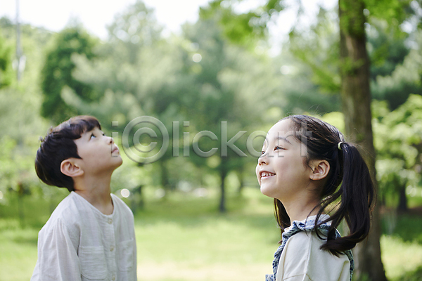 남자 두명 소녀(어린이) 소년 어린이 어린이만 여자 한국인 JPG 옆모습 포토 공원 나무 미소(표정) 민들레 상반신 야외 올려보기 자연 주간