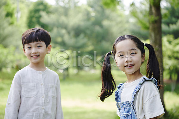 남자 두명 소녀(어린이) 소년 어린이 어린이만 여자 한국인 JPG 앞모습 옆모습 포토 공원 나무 미소(표정) 민들레 상반신 야외 자연 주간