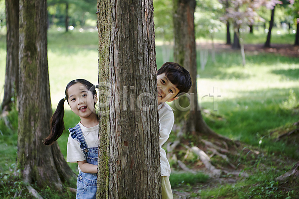 남자 두명 소녀(어린이) 소년 어린이 어린이만 여자 한국인 JPG 앞모습 포토 공원 나무 나오기 미소(표정) 상반신 야외 여름(계절) 엿보기 자연 주간