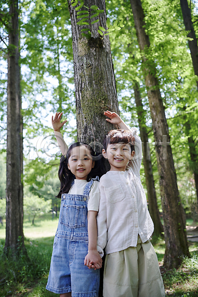남자 두명 소녀(어린이) 소년 어린이 어린이만 여자 한국인 JPG 앞모습 포토 공원 나무 메타세콰이어 미소(표정) 상반신 야외 여름(계절) 자연 주간