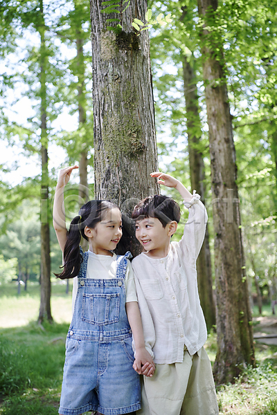 남자 두명 소녀(어린이) 소년 어린이 어린이만 여자 한국인 JPG 앞모습 포토 공원 나무 마주보기 메타세콰이어 미소(표정) 상반신 손들기 손잡기 야외 여름(계절) 자연 주간
