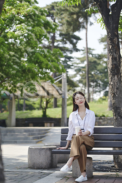 여유 티타임 휴식 20대 성인 성인여자한명만 여자 한국인 한명 JPG 앞모습 포토 공원 나무 눈감음 다리꼬기 들기 미소(표정) 벤치 비즈니스라이프 비즈니스우먼 세미정장 앉기 야외 전신 주간 커피
