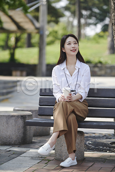 여유 티타임 휴식 20대 성인 성인여자한명만 여자 한국인 한명 JPG 아웃포커스 앞모습 포토 공원 다리꼬기 들기 미소(표정) 벤치 비즈니스라이프 비즈니스우먼 세미정장 앉기 야외 올려보기 전신 주간 커피