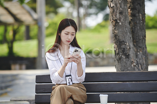 불안 티타임 20대 성인 성인여자한명만 여자 한국인 한명 JPG 아웃포커스 앞모습 포토 곤란 공원 들기 벤치 비즈니스라이프 비즈니스우먼 상반신 세미정장 스마트폰 앉기 야외 주간 찡그림 커피 확인
